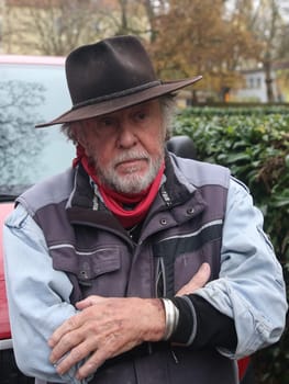 Künstler Gunter Demnig bei Stolpersteine Aktion am 11.11.2021 Magdeburg