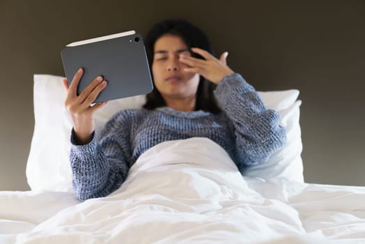 fatigue of the eyes, after looking at a digital tablet at night for too long