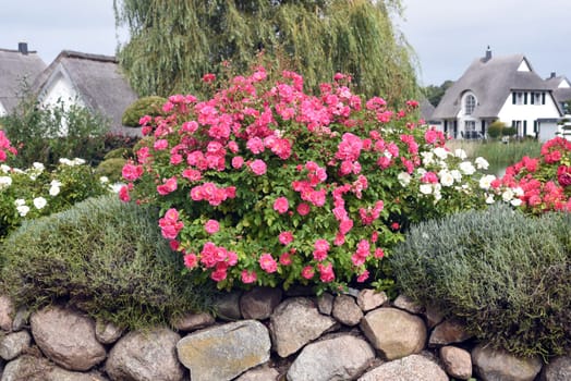 The Friesenwall is an alternative for those who want to border their property on the street side with boulders. The Friesenwall is an alternative for everyone who wants to limit their property to the street side with boulders.