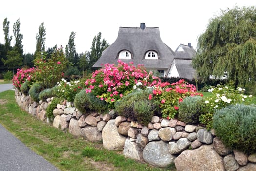 The Friesenwall is an alternative for those who want to border their property on the street side with boulders. The Friesenwall is an alternative for everyone who wants to limit their property to the street side with boulders.