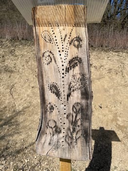 Insect hotels serve insects,especially wild bees,as a shelter and breeding ground.