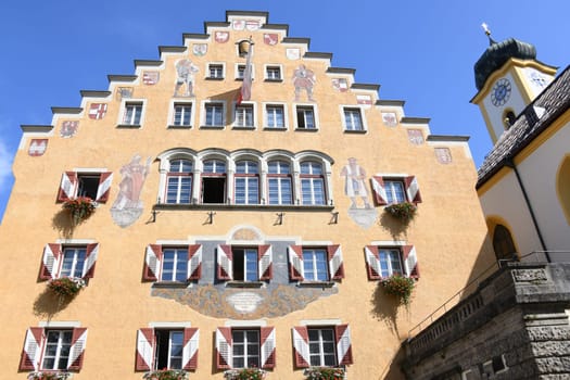 The town hall in Kufstein,Austria dates from the first half of the 16th century and has been preserved in its core. After a renovation,the stepped gable facade was created. The building is listed.