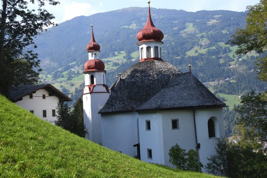 The pilgrimage church Maria Rast am Hainzenberg above Zell am Ziller in the Zillertal is on the edge of the Gerlospassstrasse. It was built in 1738 and is a listed building.