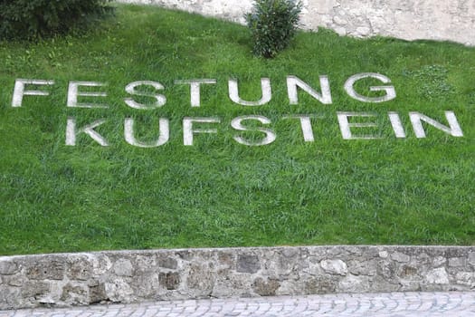 On January 1st at 0:10 am,the largest open-air organ in the world,the Heldenorgel,will give a concert at the Kufstein Fortress in Austria. The New Year's Concert can be heard all over town.