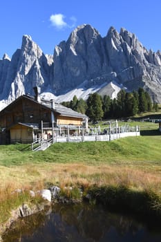 The Geisleralm in front of the beautiful mountain massif of the Geislerspitzen in the Dolomites,South Tyrol,Villnösstal,Trentino,Italen,Europe. The Alm can also be reached via the Adolf-Munkel-Weg.