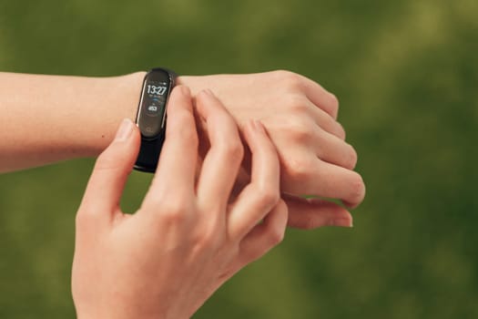 The smartwatch on the wrist measures the heartbeat. Pulse check.