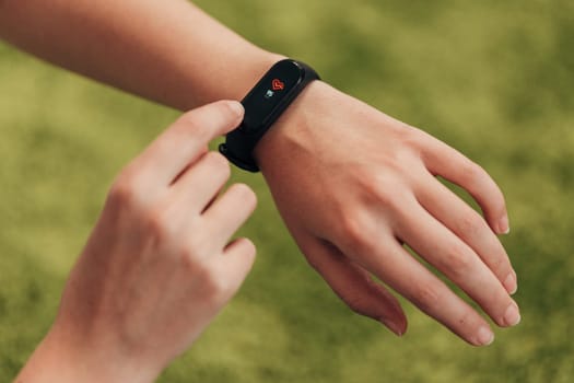 The smartwatch on the wrist measures the heartbeat. Pulse check.