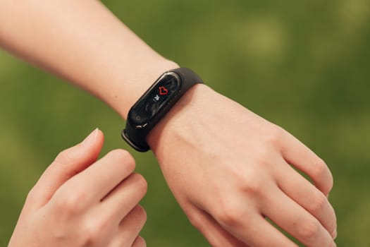 The smartwatch on the wrist measures the heartbeat. Pulse check.