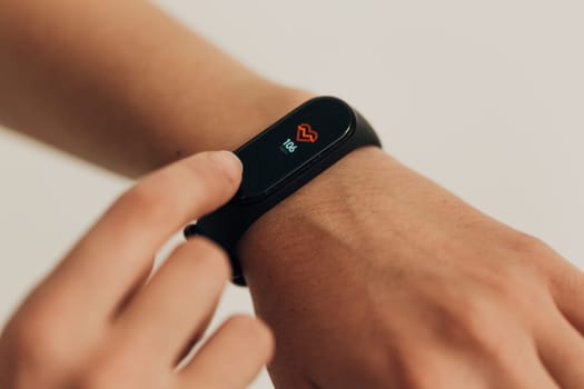 The smartwatch on the wrist measures the heartbeat. Pulse check.