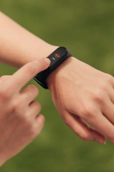 The smartwatch on the wrist measures the heartbeat. Pulse check.