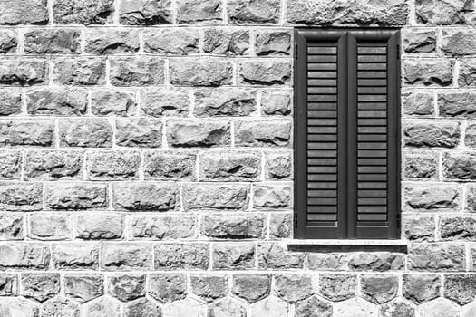 Window on the wall of basalt .