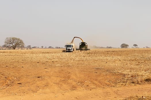 agricultural harvesting machine dry field