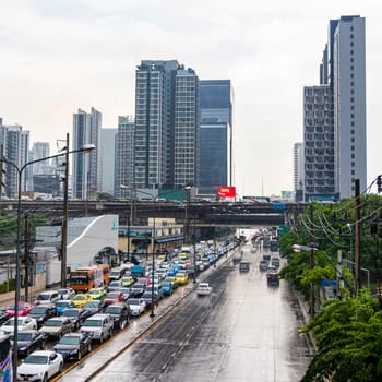 Bangkok Thailand 22. Mai 2018 Rush hour big heavy traffic jam on rainy day in busy Bangkok Thailand.