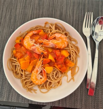 Spaghetti with shrimps and tomatoes
