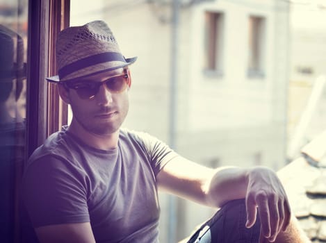 Young man with moder hat and sunglasses