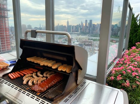 A barbecue view a view from Brooklyn to Manhattan in New York