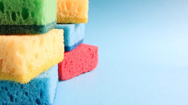 Many blue, red, yellow, green sponges are used to wash and wipe the dirt used by housewives in everyday life. They are made of porous material such as foam. good detergent retention.