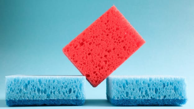Many blue, red, yellow, green sponges are used to wash and wipe the dirt used by housewives in everyday life. They are made of porous material such as foam. good detergent retention.
