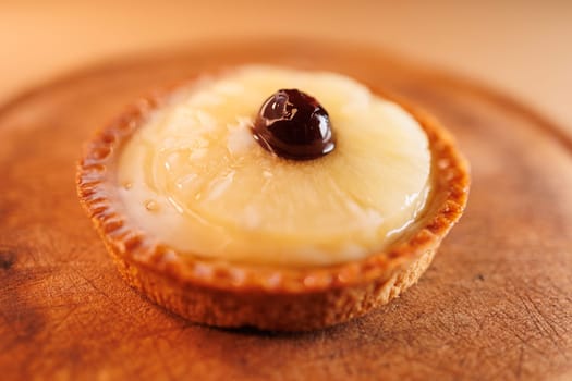 Round sweet pastry with ananias slice