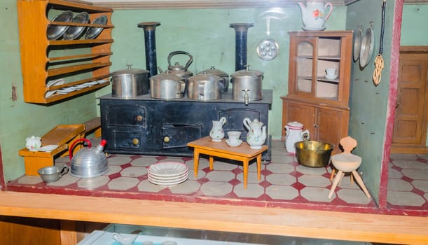 Alte Puppenstube. Hausquerschnitt, Blick auf Schlafzimmer, Wohnzimmer und Flur