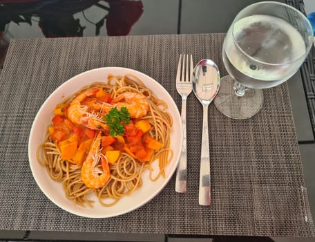 Spaghetti with shrimps and tomatoes