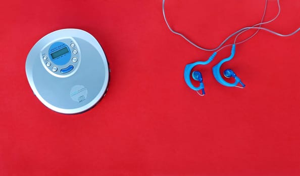 A CD player and earphones from the 90s to listen to music on the go