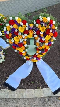 Corona funeraria en forma de corazón en una tumba fresca, diseño de tumba, .