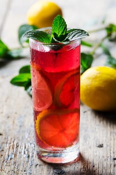 Refreshing ice tea with lemon and mint