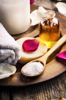 Sea salt, massage oil, soap and rose petals.