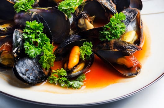 Mussels with tomato sauce served in plate
