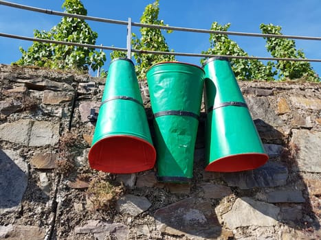 Carrier bouettes are containers with which the grapes are carried out of the vineyard during the grape harvest. Tragebuetten are containers with which the grapes are carried out of the vineyard during the grape harvest.