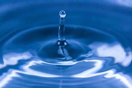 Wallpaper of drop falling on water and making ripples