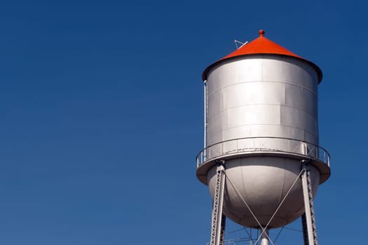 A water tower in this smal town reminds on of the Tin Man