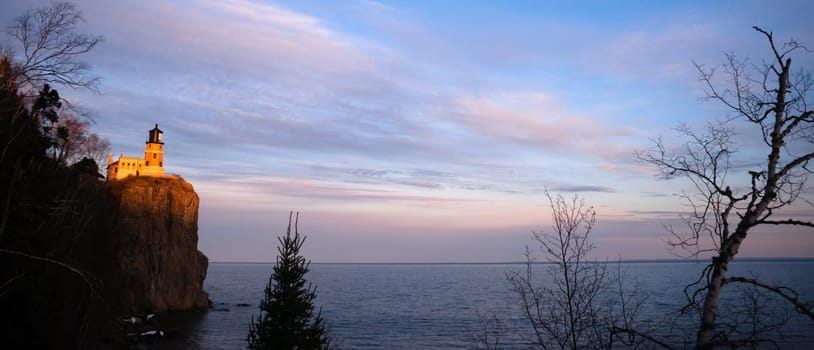 The last little bit of sun fades as Split Rock Light prepares to show the way