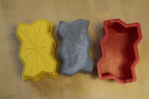 paving slabs and a plastic mold for its manufacture