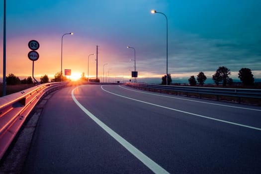 Strada e guard rail al tramonto