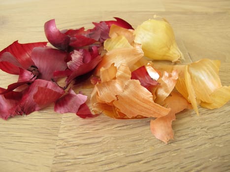 Red and brown onion peel for tea, as a coloring agent or a plant fertilizer