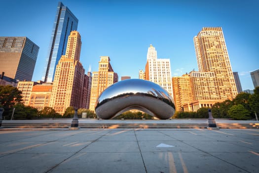 CHICAGO, ILLINOIS/USA-OCTOBRE 09, 2018 : Panoramic image of the Cloud Gate or The Bean in the morning OCTOBRE 09, 2018 in Millennium Park, Chicago, Illinois