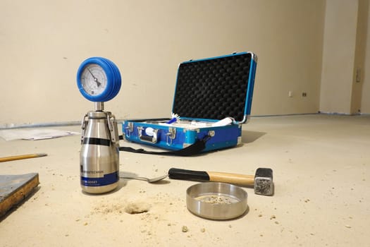 technisches Equipment für eine Calciumcarbid-Messung zur Feststellung der Restfeuchte im Estrich