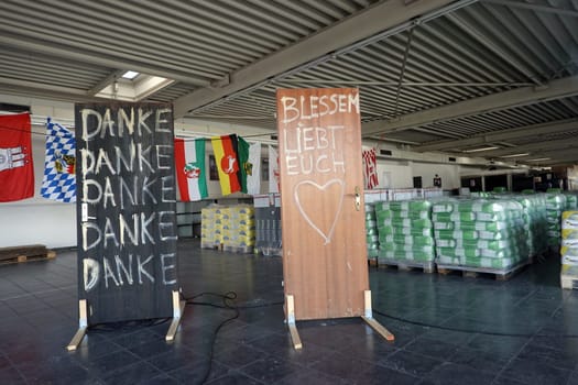 Danksagung betroffener Bürger für gespendete Baumaterialien in einer Lagerhalle, die kostenlos an Opfer der Flutkatastrophe im Juli 2021 abgegeben werden, Nordrhein-Westfalen, Deutschland, Erftstadt-Lechenich