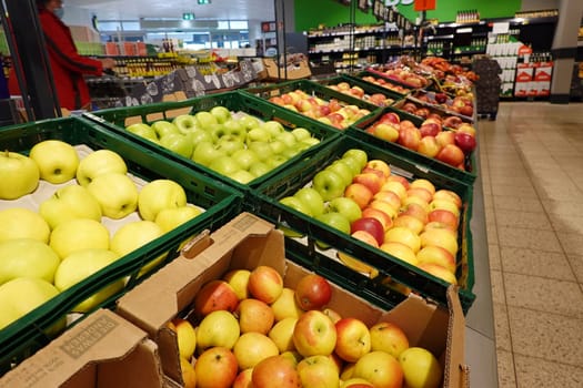 grosse Auswahl an einem Obst-und Gemüsestand in einem Supermarkt