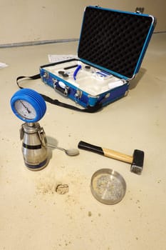 technisches Equipment für eine Calciumcarbid-Messung zur Feststellung der Restfeuchte im Estrich