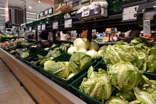 grosse Auswahl an einem Obst-und Gemüsestand in einem Supermarkt