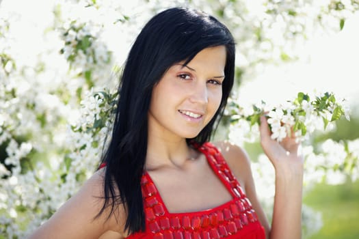 Black-haired woman between apple baueme I.