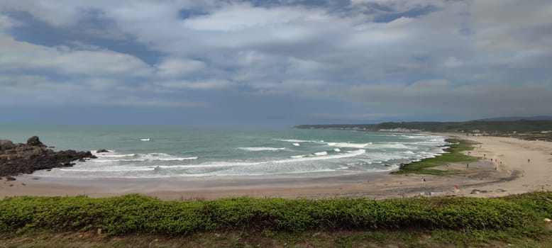 The Laomei Green Stone Trough is located in Shimen District on the North Coast, Every April and May, because the northeast monsoon slowly weakens, the local rock trough scientific name: tidal trench and sea erosion trench is covered with a large green seaweed