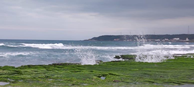 The Laomei Green Stone Trough is located in Shimen District on the North Coast, Every April and May, because the northeast monsoon slowly weakens, the local rock trough scientific name: tidal trench and sea erosion trench is covered with a large green seaweed