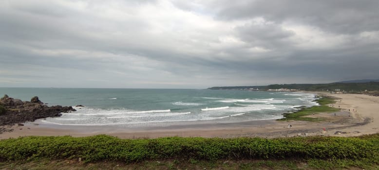 The Laomei Green Stone Trough is located in Shimen District on the North Coast, Every April and May, because the northeast monsoon slowly weakens, the local rock trough scientific name: tidal trench and sea erosion trench is covered with a large green seaweed