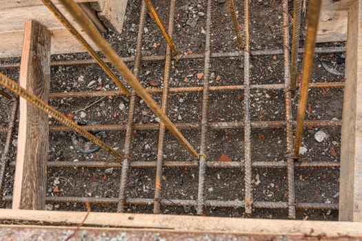 Additional reinforcement of the crosshairs of the strip foundation with metal reinforcement