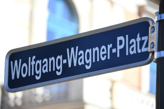 The world-famous Richard Wagner Festival takes place every year in Bayreuth in the Festspielhaus on Wolfgang-Wagner-Platz. The Festspielhaus is located on the Green Hill. You can see the street sign from Wolfgang-Wagner-Platz.