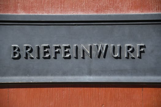 In many offices and households,the letter box is built into a door. The flap with the lettering is made of metal.